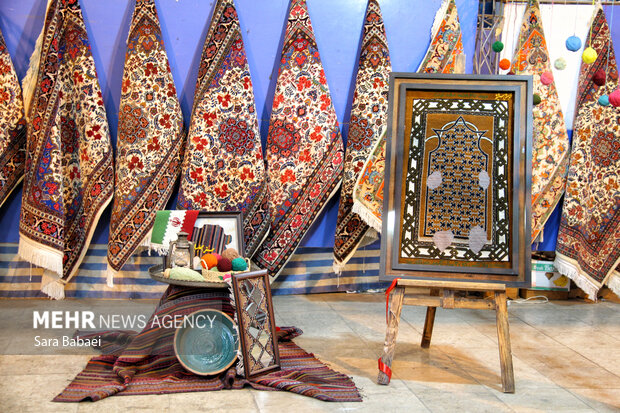 یلدا نزدیک است؛ جلوه‌های نمایشگاهی شب چله در کرمانشاه