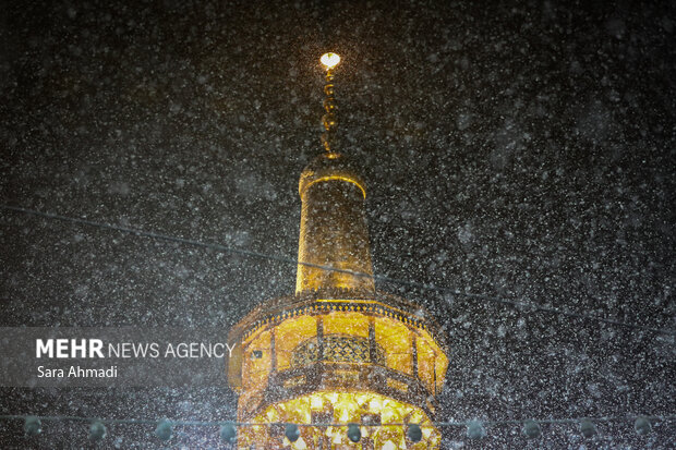 بارش برف در حرم امام رضا(ع) بارش برف در حرم امام رضا(ع)