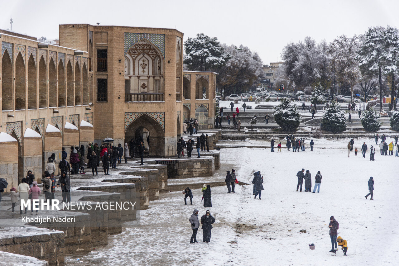 İsfahan'da kar kartpostallık görüntüler oluşturdu