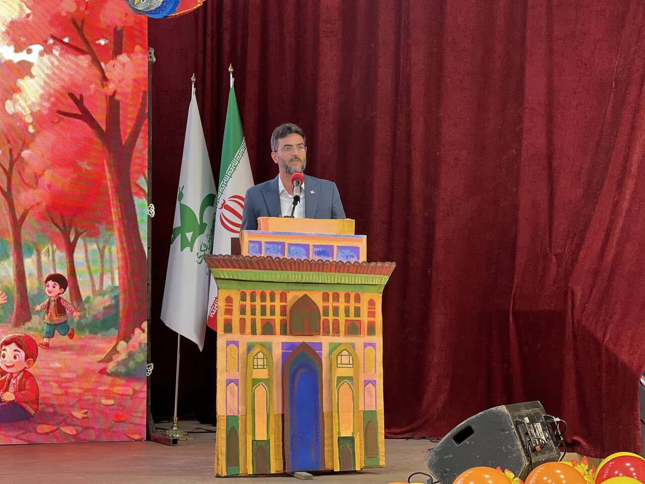 کوچک نژاد: قصهگویی راهی برای انتقال ارزشها و خلاقیت نسل نوجوان است کوچک نژاد: قصهگویی راهی برای انتقال ارزشها و خلاقیت نسل نوجوان است