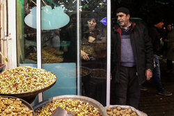 بازار یلدای مشهد؛ قیمت‌ها جلوتر از مردم