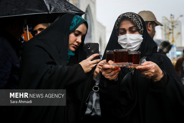 پذیرایی از زائران در چایخانه های حرم مطهر امام رضا(ع) پذیرایی از زائران در چایخانه های حرم مطهر امام رضا(ع)