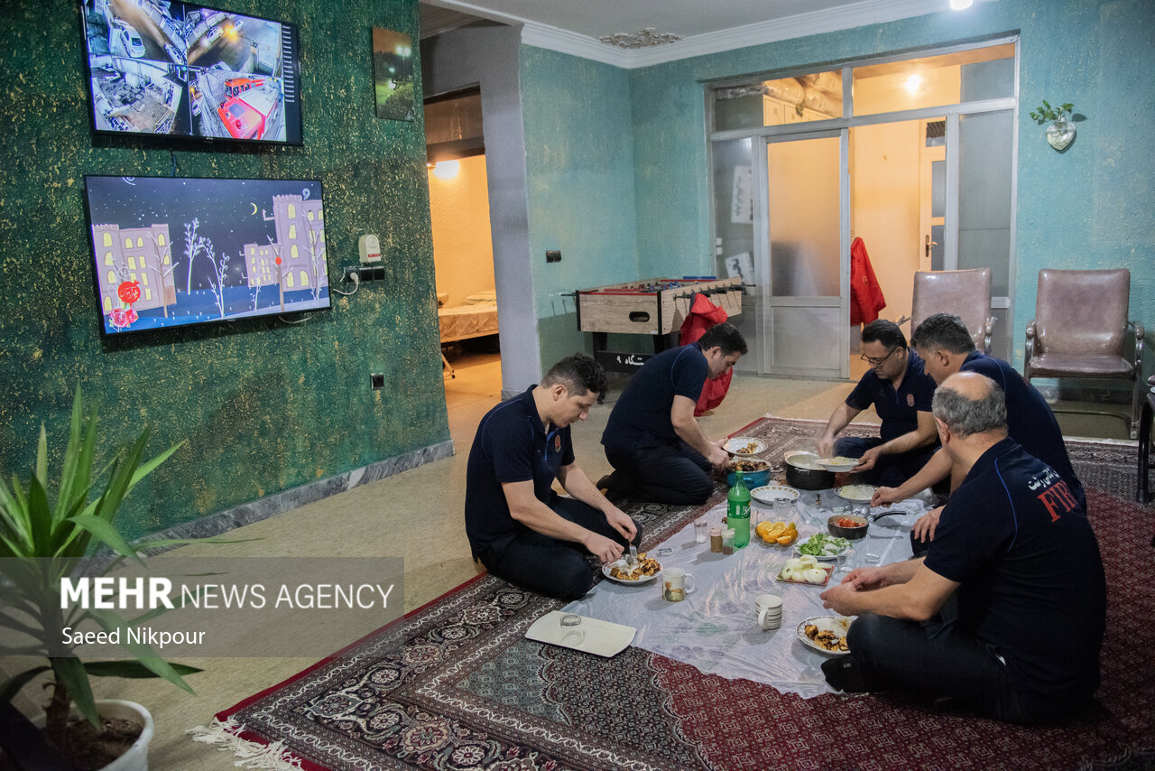 شب یلدا در ایستگاههای آتشنشانی رشت شب یلدا در ایستگاههای آتشنشانی رشت