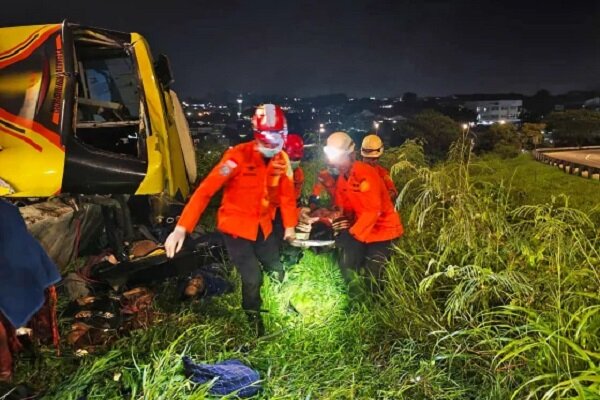 V Indoneziji se je prevrnil avtobus, umrlo najmanj 15 ljudi