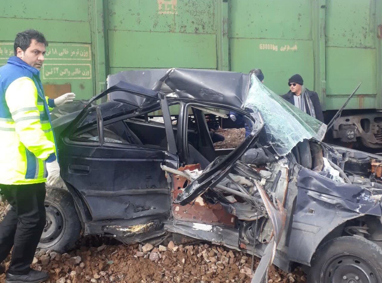 برخورد قطار با خودرو در ایستگاه راهآهن شازند یک مصدوم برجا گذاشت برخورد قطار با خودرو در ایستگاه راهآهن شازند یک مصدوم برجا گذاشت