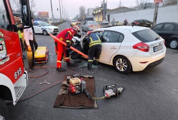 برخورد شدید برلیانس و کامیون در جاده انزلی؛ راننده نجات یافت