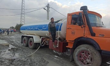 آب‌رسانی سریع تانکر آب آستان قدس رضوی در مناطق سیل‌زده شهرستان سیریک