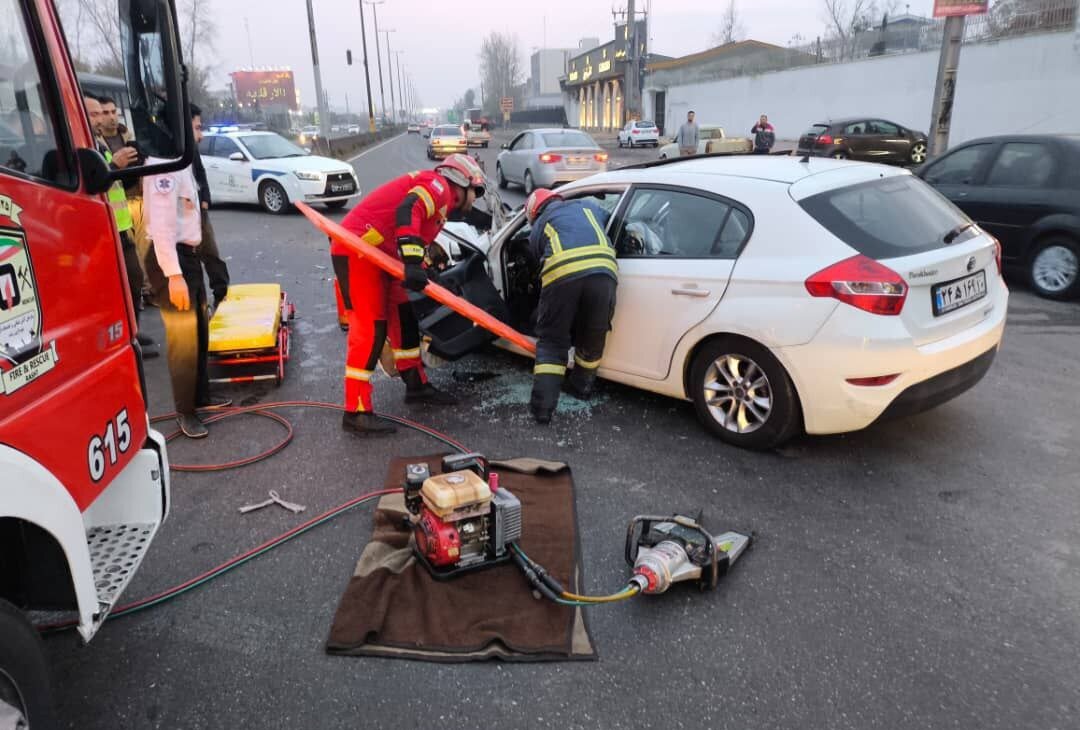 برخورد شدید برلیانس و کامیون در جاده انزلی؛ راننده نجات یافت برخورد شدید برلیانس و کامیون در جاده انزلی؛ راننده نجات یافت