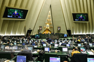البرلمان الإيراني يدين احتجاز الولايات المتحدة لناقلات نفط فنزويلية