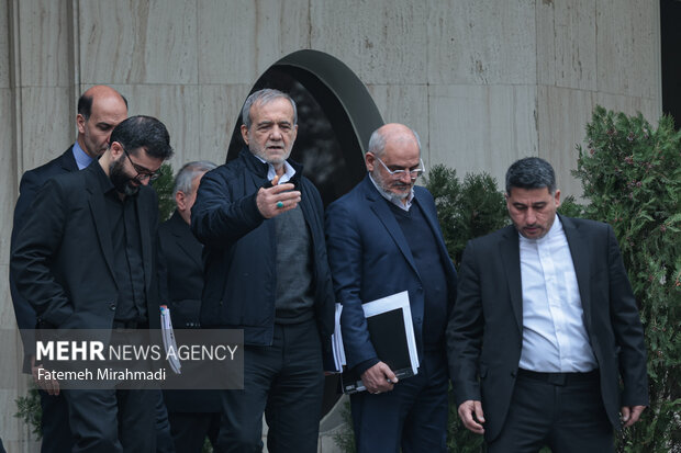 مسعود پزشکیان رئیس جمهور در حاشیه جلسه هیئت دولت