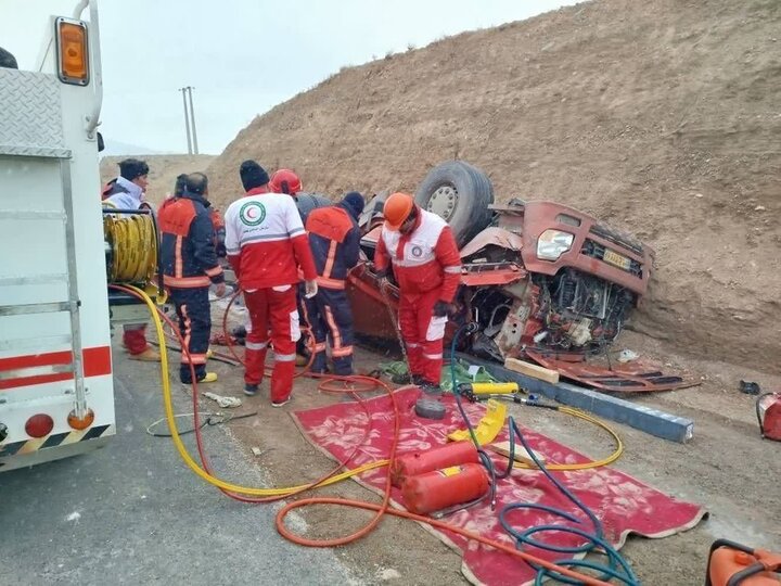 باغبان: واژگونی تریلی در سمنان جان یک نفر را گرفت