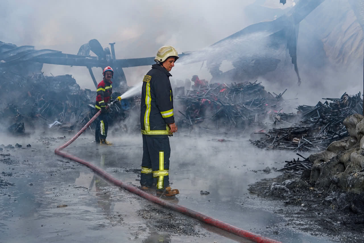 عملیات گسترده آتش‌نشانان برای مهار حریق در منطقه ویژه اقتصادی سلفچگان