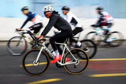 رکاب‌زنی نوجوانان دوچرخه‌سوار دورودی برای وطن