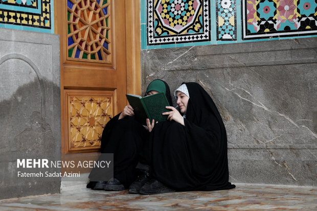 حال و هوای حرم بانوی کرامت در شب لیله الرغایب