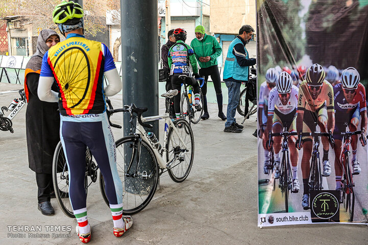Tehran holds cycling race to promote clean transportation