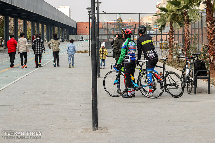 Tehran holds cycling race to promote clean transportation