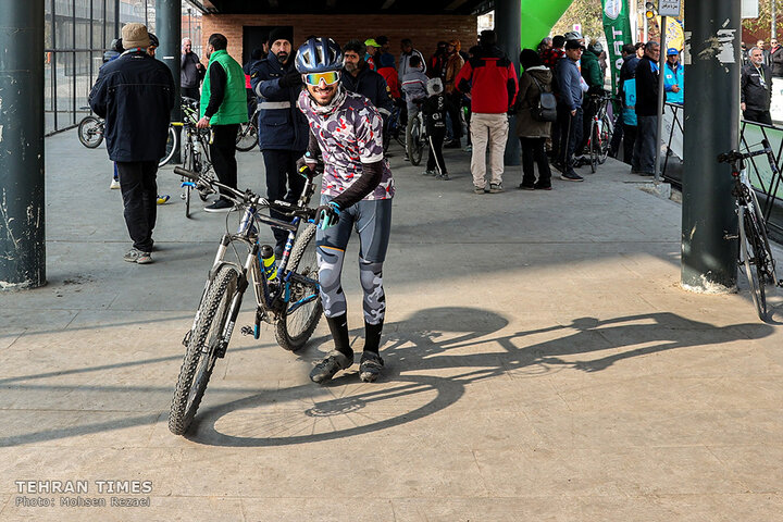 Tehran holds cycling race to promote clean transportation