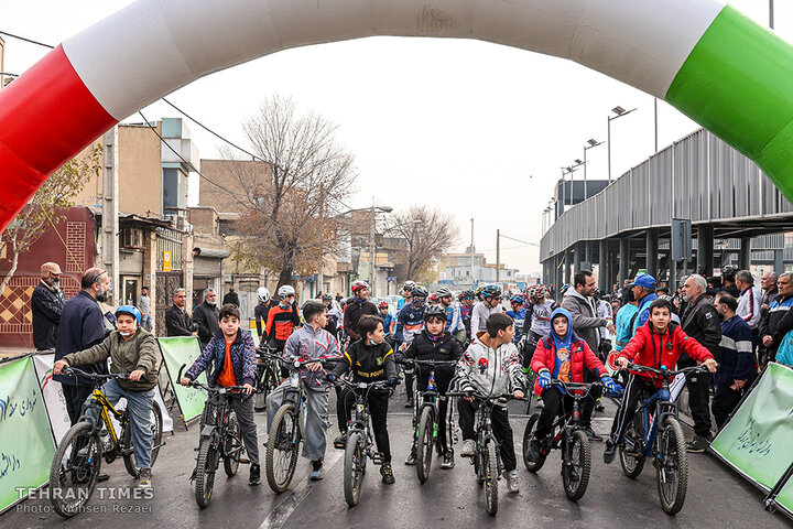 Tehran holds cycling race to promote clean transportation