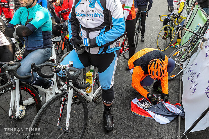 Tehran holds cycling race to promote clean transportation