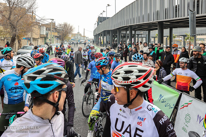 Tehran holds cycling race to promote clean transportation