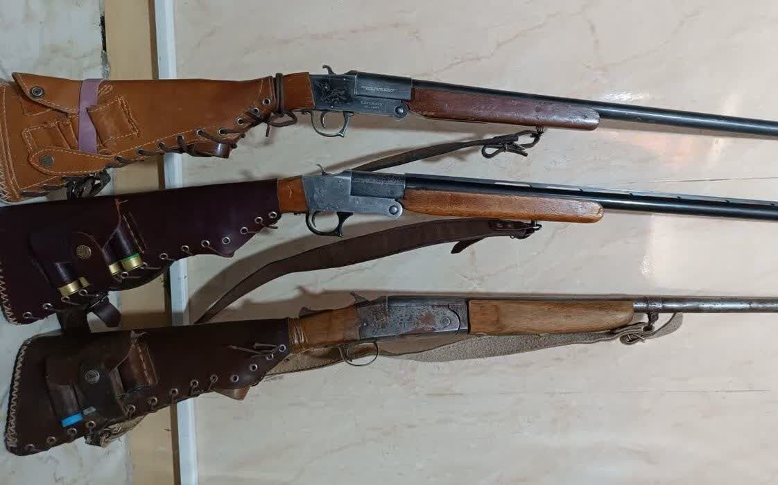 کشف ۳ قبضه سلاح شکاری قاچاق با همکاری پلیس امنیت در رشت کشف ۳ قبضه سلاح شکاری قاچاق با همکاری پلیس امنیت در رشت