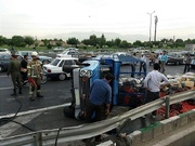 واژگونی خودرو حامل میوه در اصفهان به دلیل لغزندگی جاده