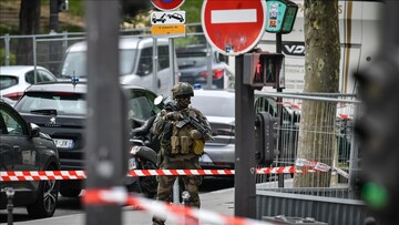 3 women injured in knife attack on Paris metro