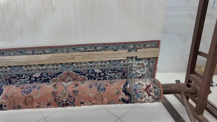 هنر دست اهالی روستای گرگین آباد در گره‌های قالی سفیر دل‌های عاشق شد