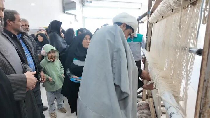 هنر دست اهالی روستای گرگین آباد در گره‌های قالی سفیر دل‌های عاشق شد