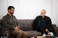 لاريجاني يلتقي بأسرتي الشهيدين حاجي زاده وباقري