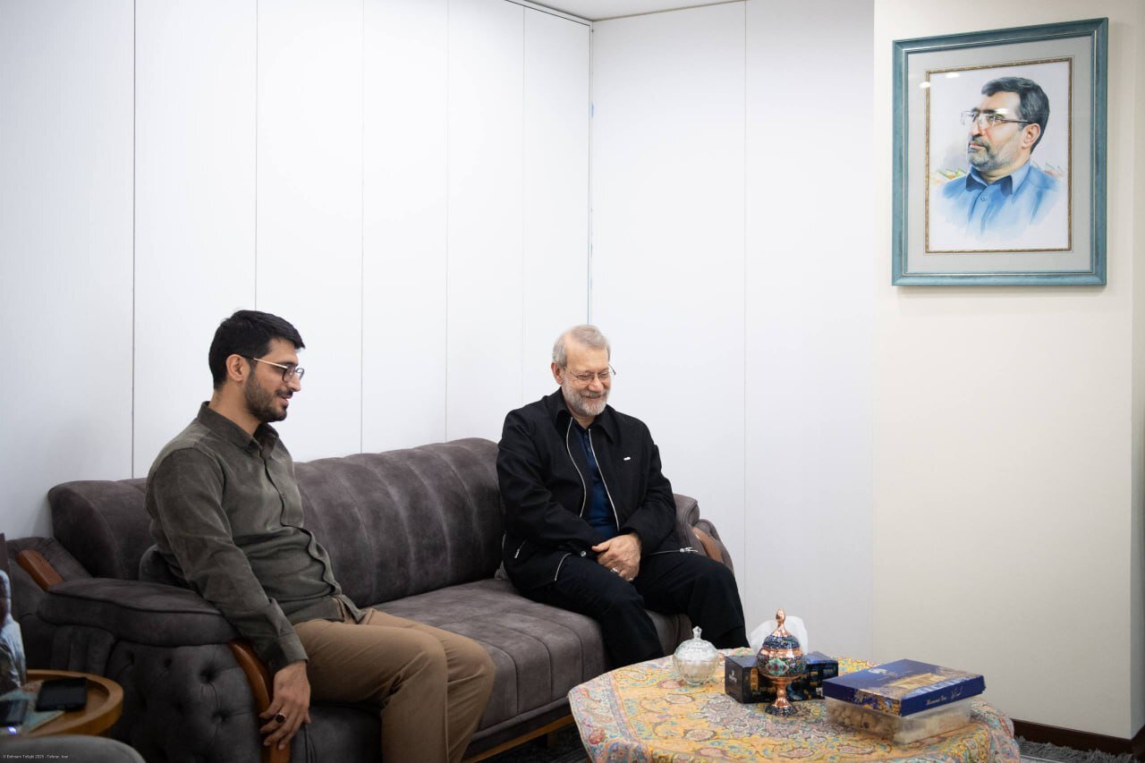 لاريجاني يلتقي بأسرتي الشهيدين حاجي زاده وباقري