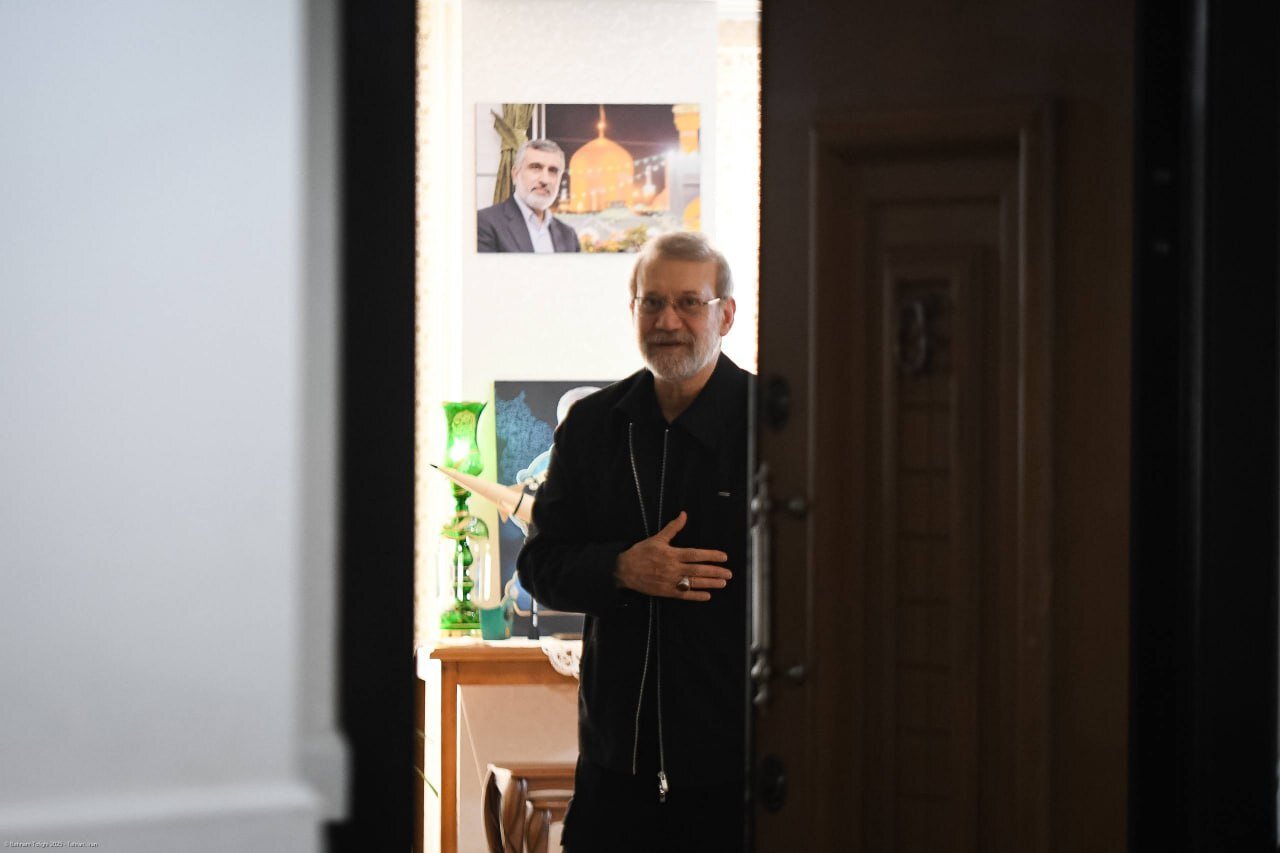 لاريجاني يلتقي بأسرتي الشهيدين حاجي زاده وباقري