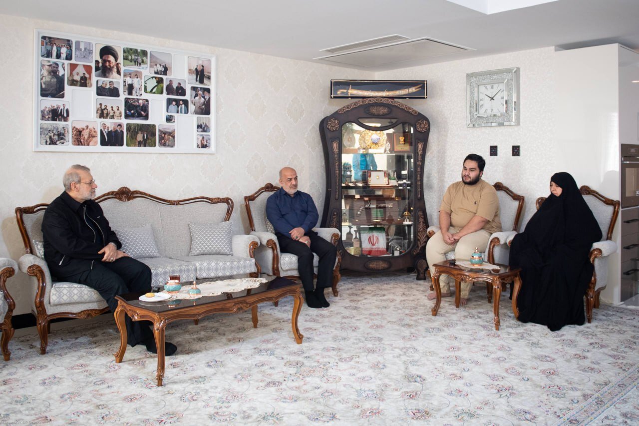 لاريجاني يلتقي بأسرتي الشهيدين حاجي زاده وباقري