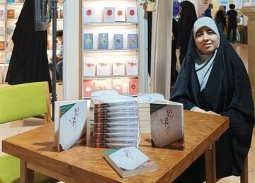 او خود را پیش از مهاجر بودن، فرزند انقلاب می‌دانست