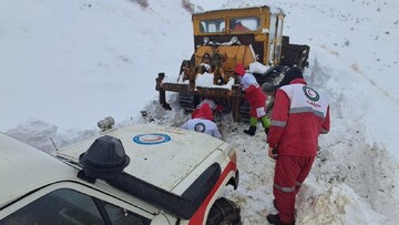عملیات امدادرسانی به خودروهای گرفتار در کولاک در محور فرعی چایپاره