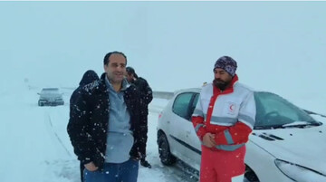 امدادرسانی به خودروهای گرفتار در برف و کولاک محور تکاب - شاهین دژ