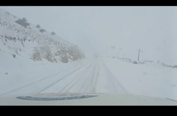 بارش سنگین برف وکولاک باعث مسدود شدن محور قهرود به کامو شد