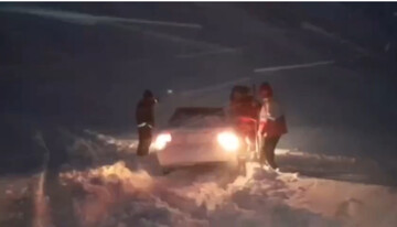 ۲۴۰ مسافر در برف و یخبندان در محور تکاب-دندی امدادرسانی شدند