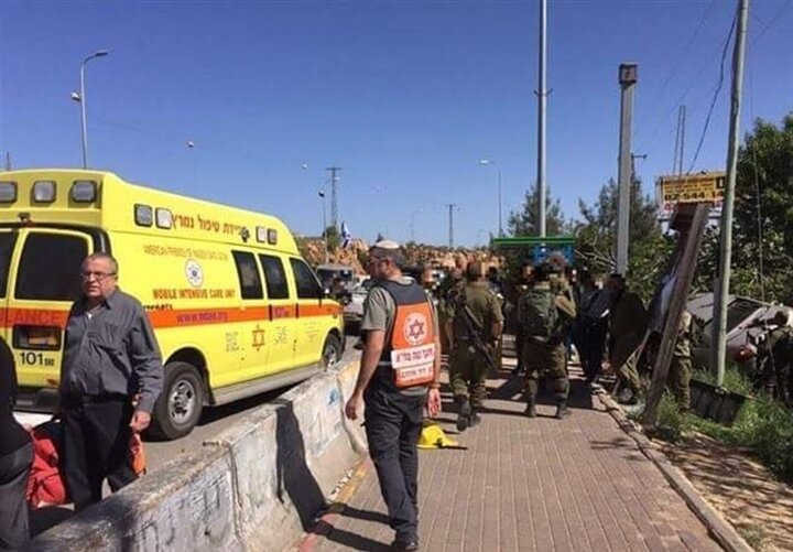 Zionist regime police officer injured in Palestinian op.