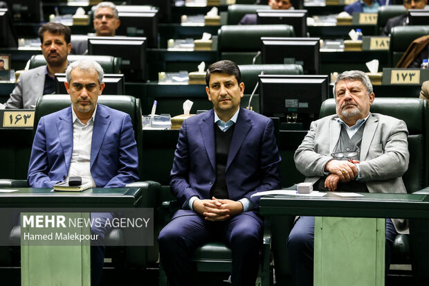 جلسه بررسی لایحه بودجه ۱۴۰۵ در صحن مجلس با حضور رئیس جمهور