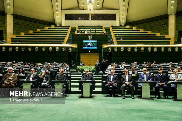 جلسه بررسی لایحه بودجه ۱۴۰۵ در صحن مجلس با حضور رئیس جمهور