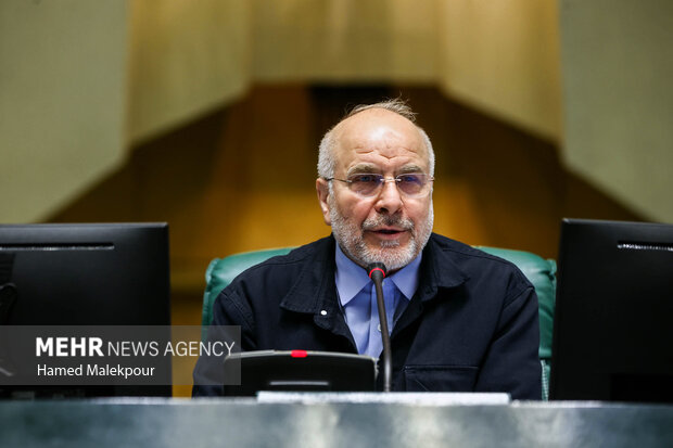 جلسه بررسی لایحه بودجه ۱۴۰۵ در صحن مجلس با حضور رئیس جمهور