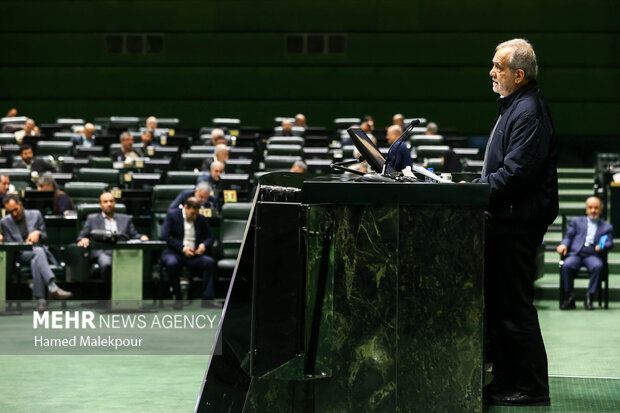جلسه بررسی لایحه بودجه ۱۴۰۵ در صحن مجلس با حضور رئیس جمهور