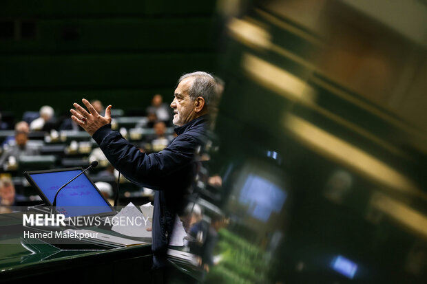 جلسه بررسی لایحه بودجه ۱۴۰۵ در صحن مجلس با حضور رئیس جمهور