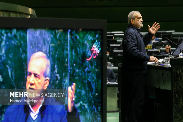 جلسه بررسی لایحه بودجه ۱۴۰۵ در صحن مجلس با حضور رئیس جمهور