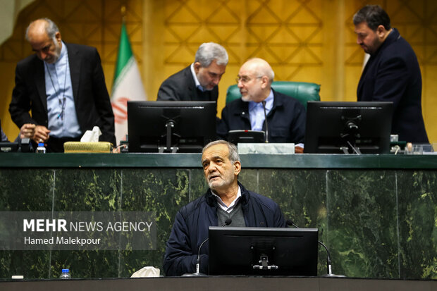 جلسه بررسی لایحه بودجه ۱۴۰۵ در صحن مجلس با حضور رئیس جمهور