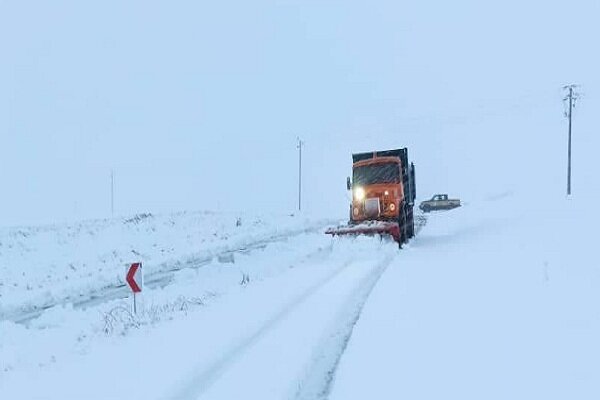 عملیات برفروبی راه روستایی چسلی ماسال عملیات برفروبی راه روستایی چسلی ماسال