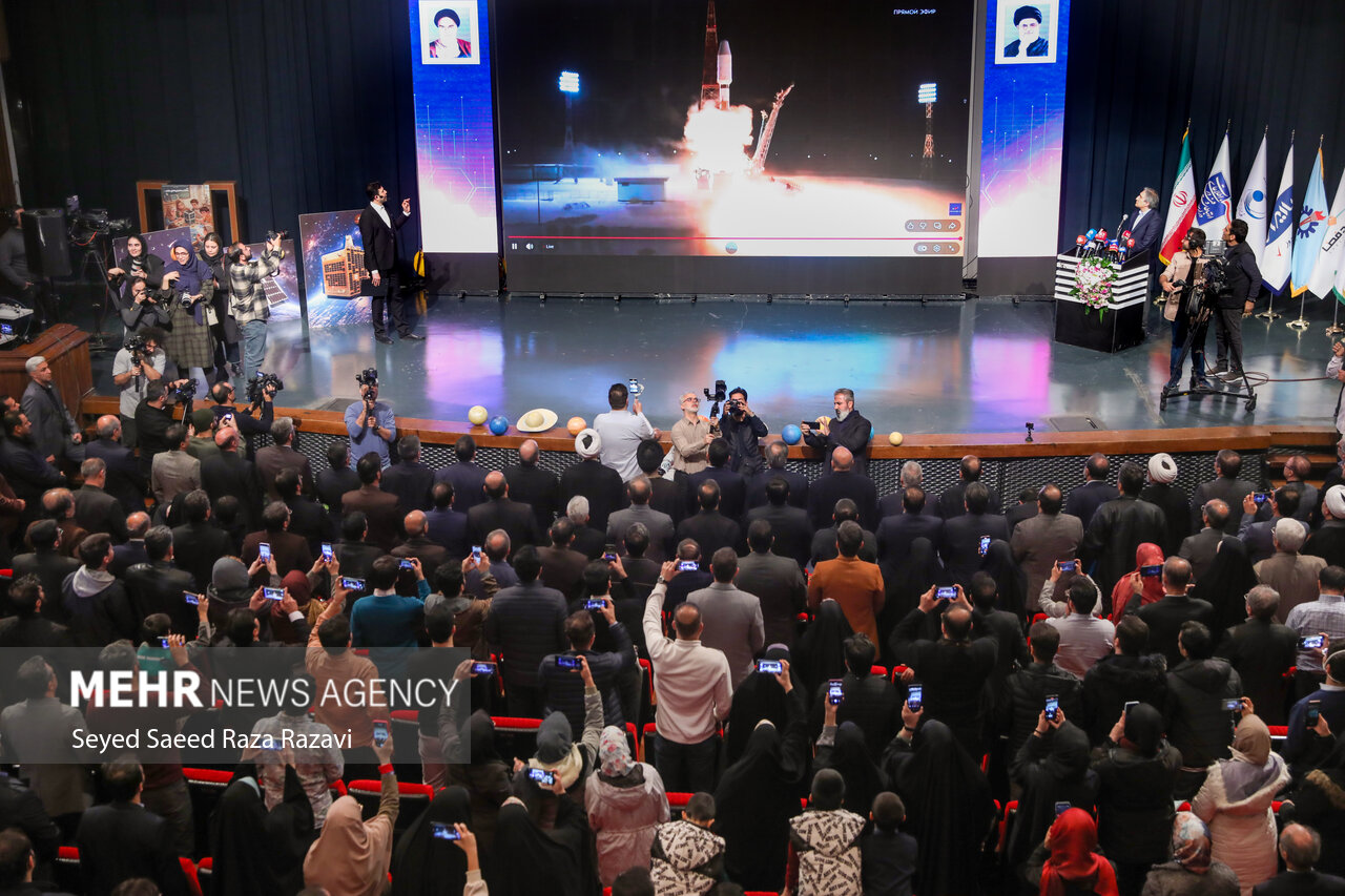 مراسم پرتاب هم‌زمان ٣ ماهواره ایرانی به فضا