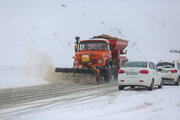 نجات ۲۰ خودرو از برف سنگین در محورهای مهدیشهر