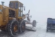 انجام عملیات برفروبی و نمک‌پاشی راهداران سنندج در محورهای مواصلاتی